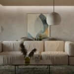 دهانات ديكورات داخلية بألوان محايدة وتشطيبات جدران أنيقة في تصميم صالة